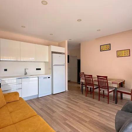 Evalacati - Stylish Flat Yellow Apartmán